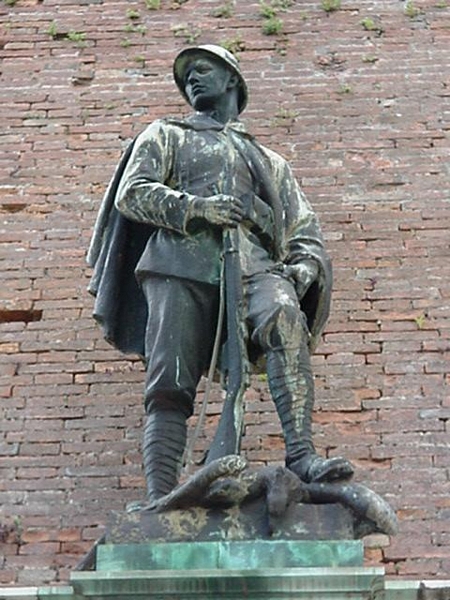 monumento ai caduti della prima guerra mondiale, Figura di soldato: fante (monumento ai caduti - a cippo) di Lazzerini Alessandro (attribuito) - ambito toscano (prima metà sec. XX)