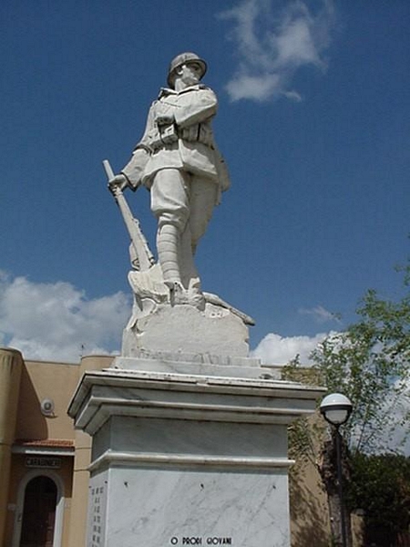monumento ai caduti della prima guerra mondiale, figura di soldato in combattimento (monumento ai caduti - a cippo) di Potanari L (attribuito) - ambito toscano (prima metà sec. XX)