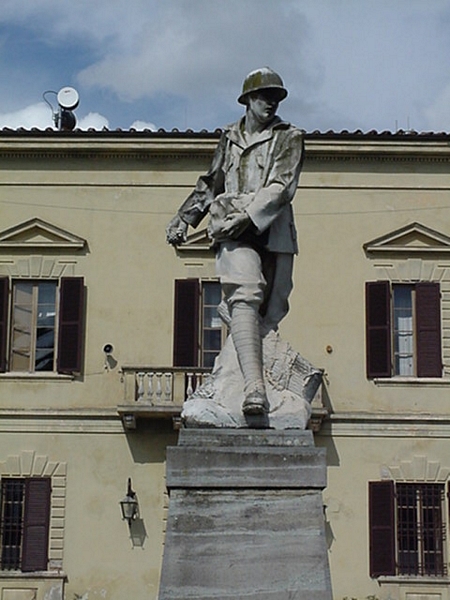 Figura di soldato in combattimento (monumento ai caduti - a cippo) di Galeotti Bruno (attribuito) - ambito toscano (sec. XX)