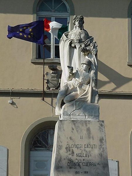 allegoria della Gloria che premia un soldato, figura di soldato con allegoria della Gloria (monumento ai caduti - a cippo) - ambito toscano (prima metà sec. XX)