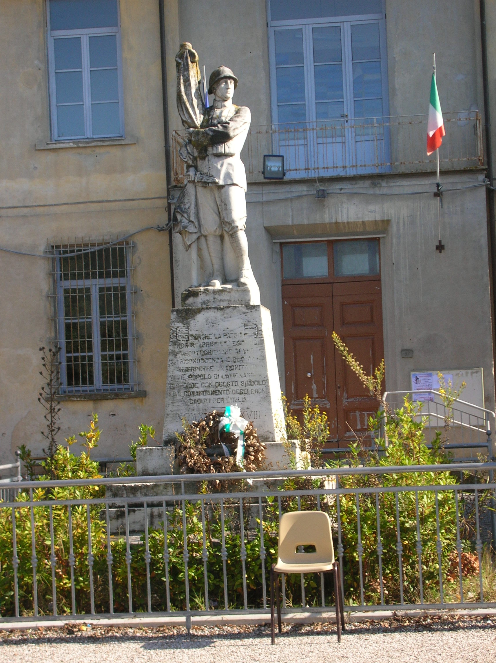 Figura di soldato che porta la bandiera (monumento ai caduti - a cippo) di Capovani Romeo (attribuito) - ambito toscano (sec. XX)