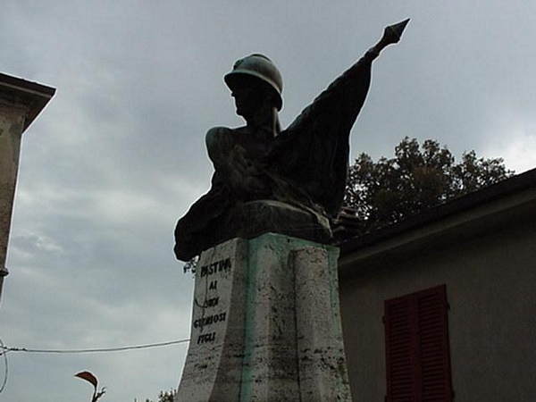 figura di soldato che porta la bandiera (monumento ai caduti - a cippo, opera isolata) - ambito toscano (sec. XX)