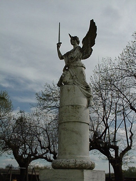 Allegoria della Vittoria come donna armata (monumento ai caduti - a colonna spezzata) di Bozzano Antonio (attribuito) - ambito toscano (prima metà sec. XX)