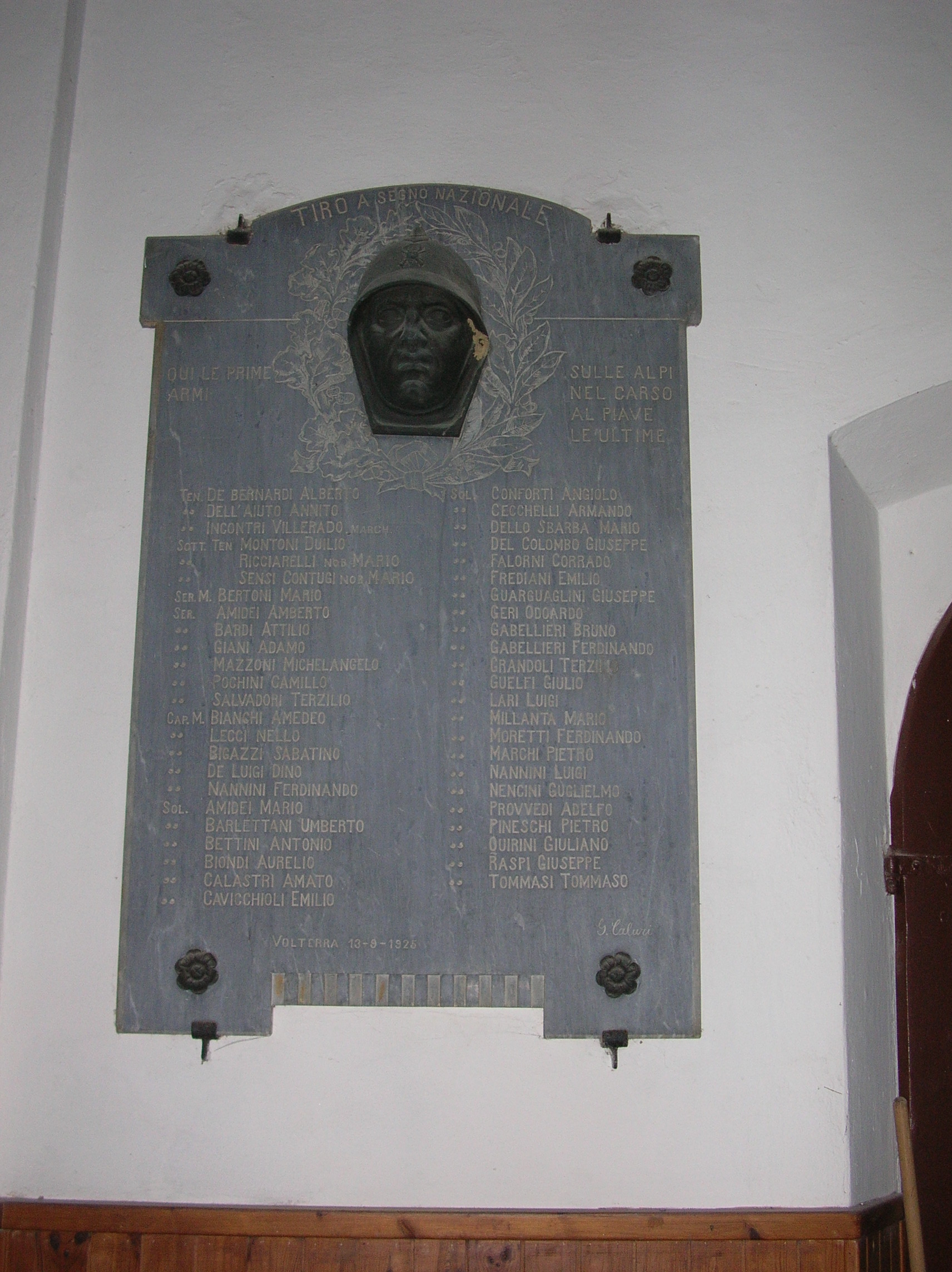 lapide ai caduti della prima guerra mondiale, figura di soldato: fante (lapide commemorativa ai caduti) di Caluri Giulio (attribuito) - ambito toscano (prima metà sec. XX)