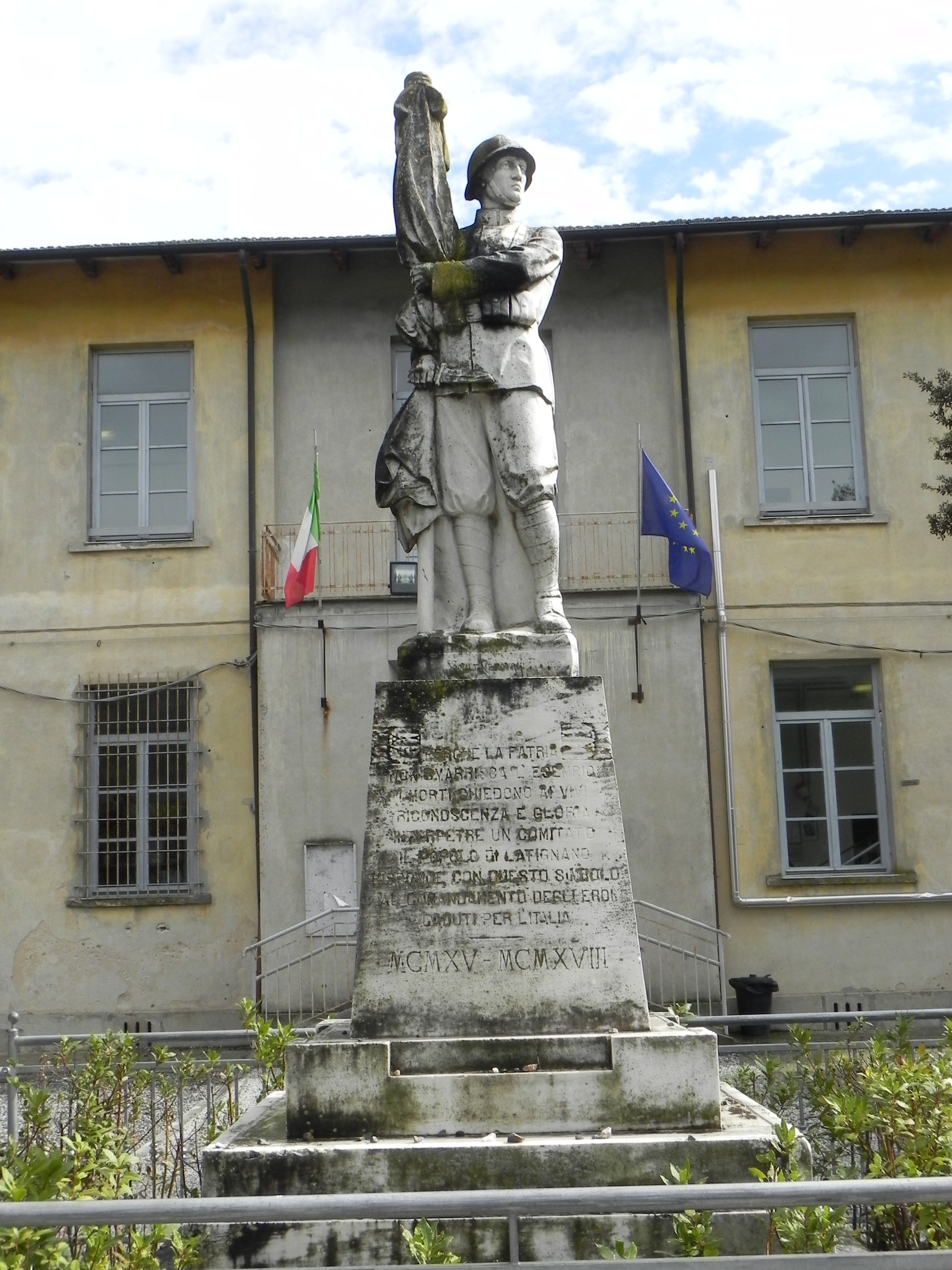 figura di soldato che porta la bandiera (monumento ai caduti - a cippo) di Capovani Romeo (attribuito) - ambito toscano (sec XX)