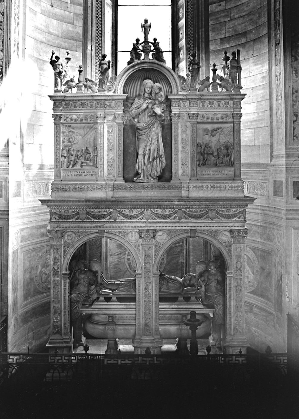monumento funebre, insieme di Ganti Gian Cristoforo detto Gian Cristoforo Romano, Briosco Benedetto detto Benedetto Pavese, Bernardino da Novi (sec. XV, sec. XVI)