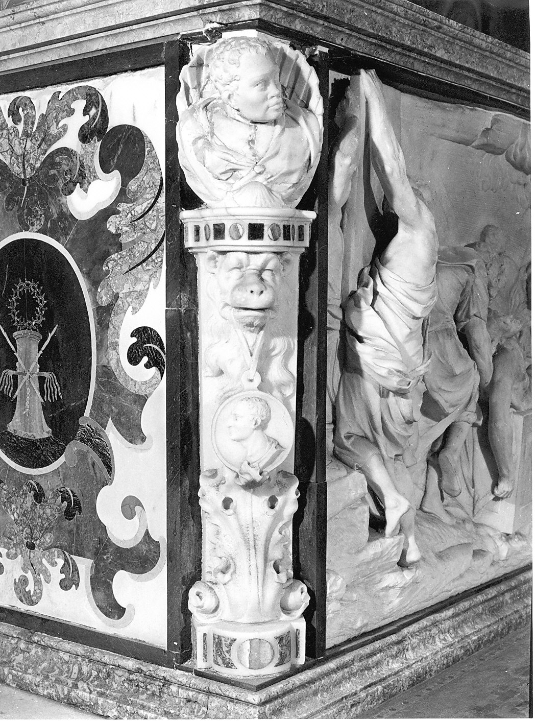 moro con leone e medaglia (rilievo, elemento d'insieme) di Maestri Giovanni Battista detto Volpino (attribuito) (sec. XVII)