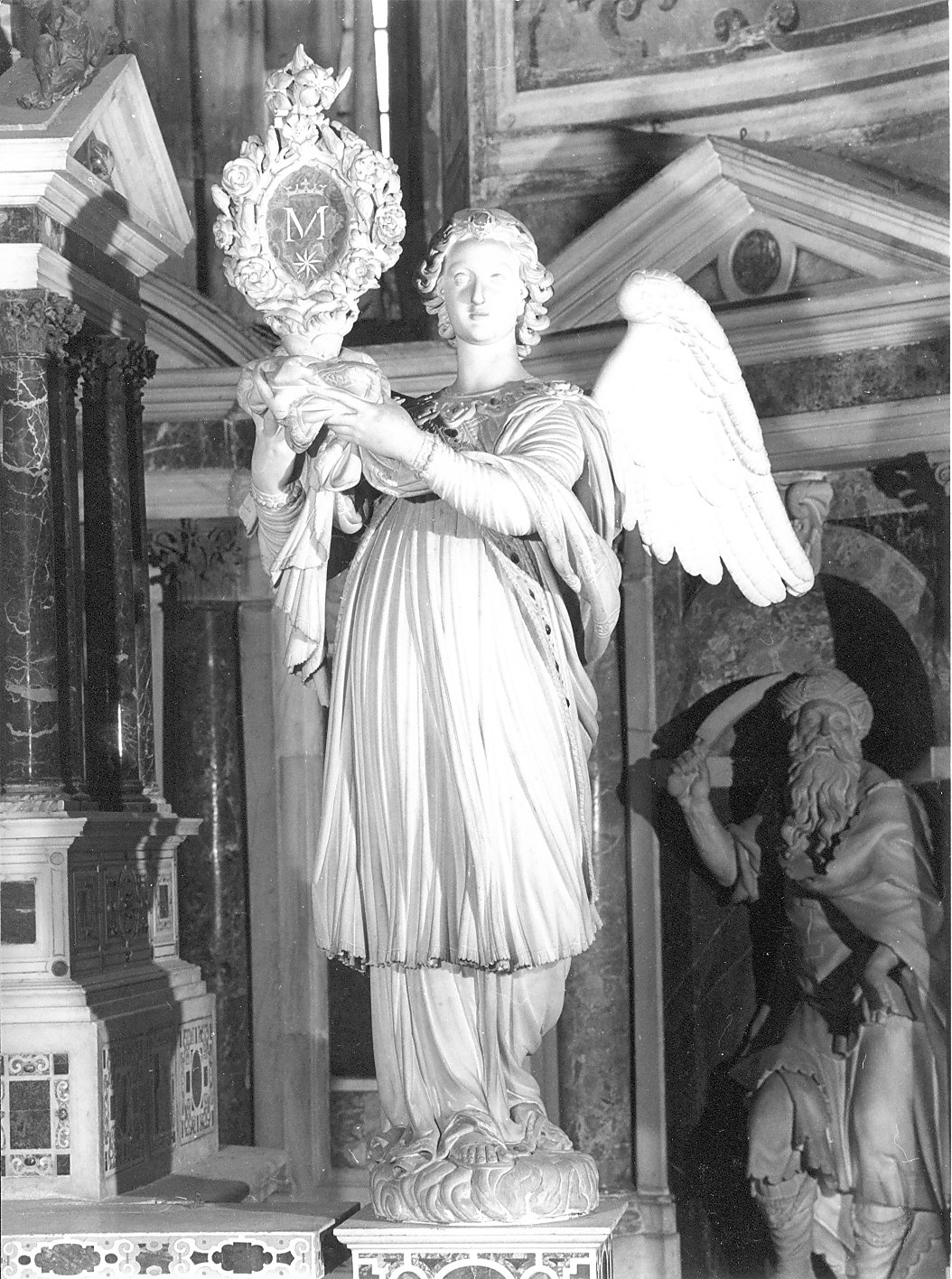 angelo con monogramma di Cristo (statua, opera isolata) di Orsolino Tommaso (attribuito) (sec. XVII)