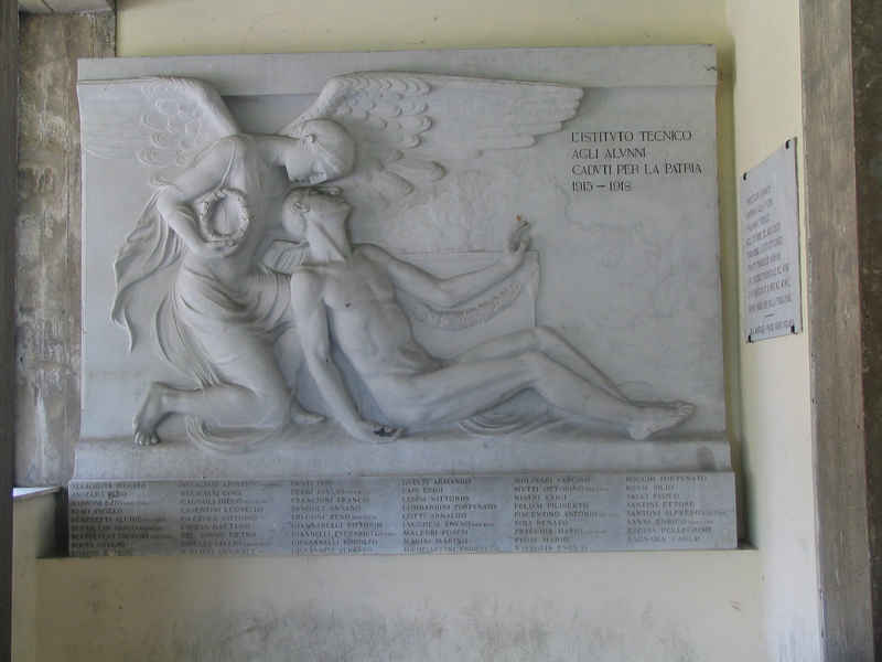 Allegoria della Vittoria che incorona un soldato morente (monumento ai caduti - a lapide) di Pogliani Paoli Maria Antonietta (attribuito) (sec. XX)