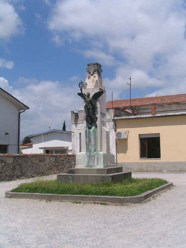 Allegoria della Vittoria come donna vestita all'antica armata (monumento ai caduti - ad obelisco) di Petroni Francesco (sec. XX)