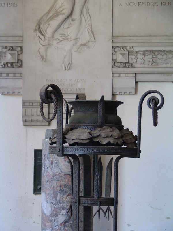 Allegoria della Vittoria (monumento ai caduti - a lapide) di Petroni Francesco (Sec. XX)