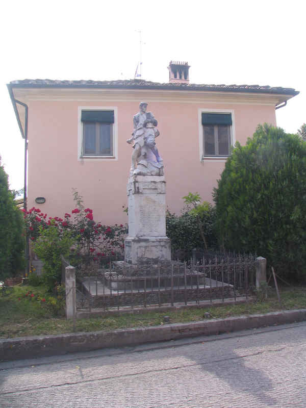 figura di soldato (fante) in combattimento, figura di soldato con allegoria della Vittoria, allegoria del sacrificio del soldato per la Patria (monumento ai caduti) - ambito toscano (sec. XX)