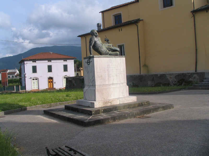 Allegoria della morte del soldato visto come eroe antico (monumento ai caduti) di Pinzauti Umberto (sec. XX)