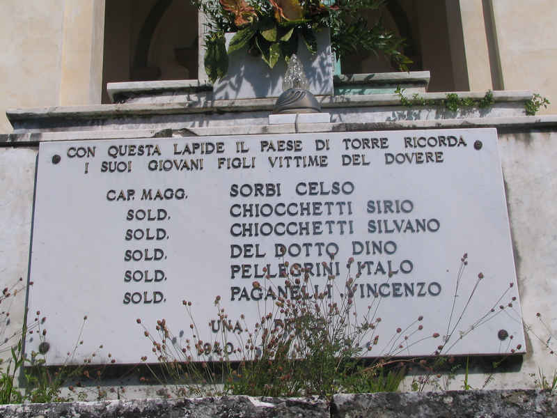 allegoria della morte del soldato (monumento ai caduti - ad emiciclo) di Baccelli Giuseppe (sec. XX)