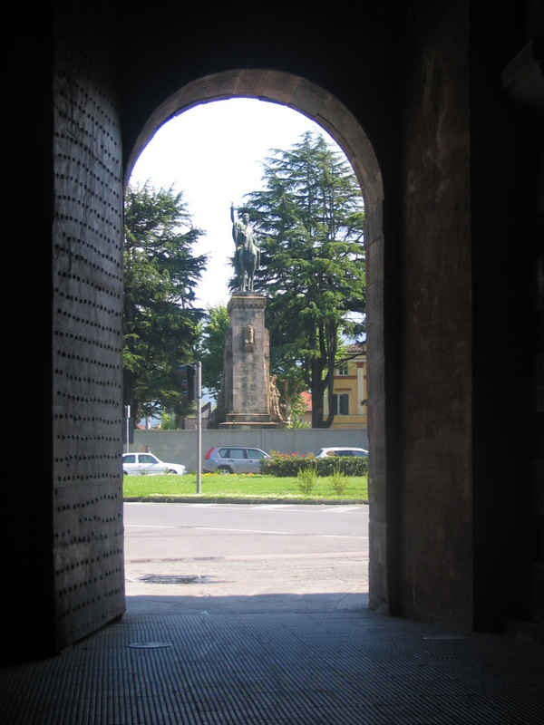 Figura di cavaliere con allegoria della Vittoria, Allegoria del soldato come eroe antico, Allegoria della morte del soldato che si sacrifica per la Patria (monumento ai caduti) di Angeloni, Alfredo, Baccelli Giuseppe (sec. XX)