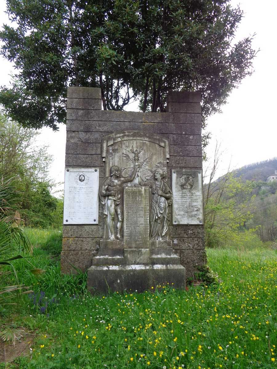 Allegoria della Patria che premia un soldato (monumento ai caduti) di Garibaldi Enrico (Sec. XX)