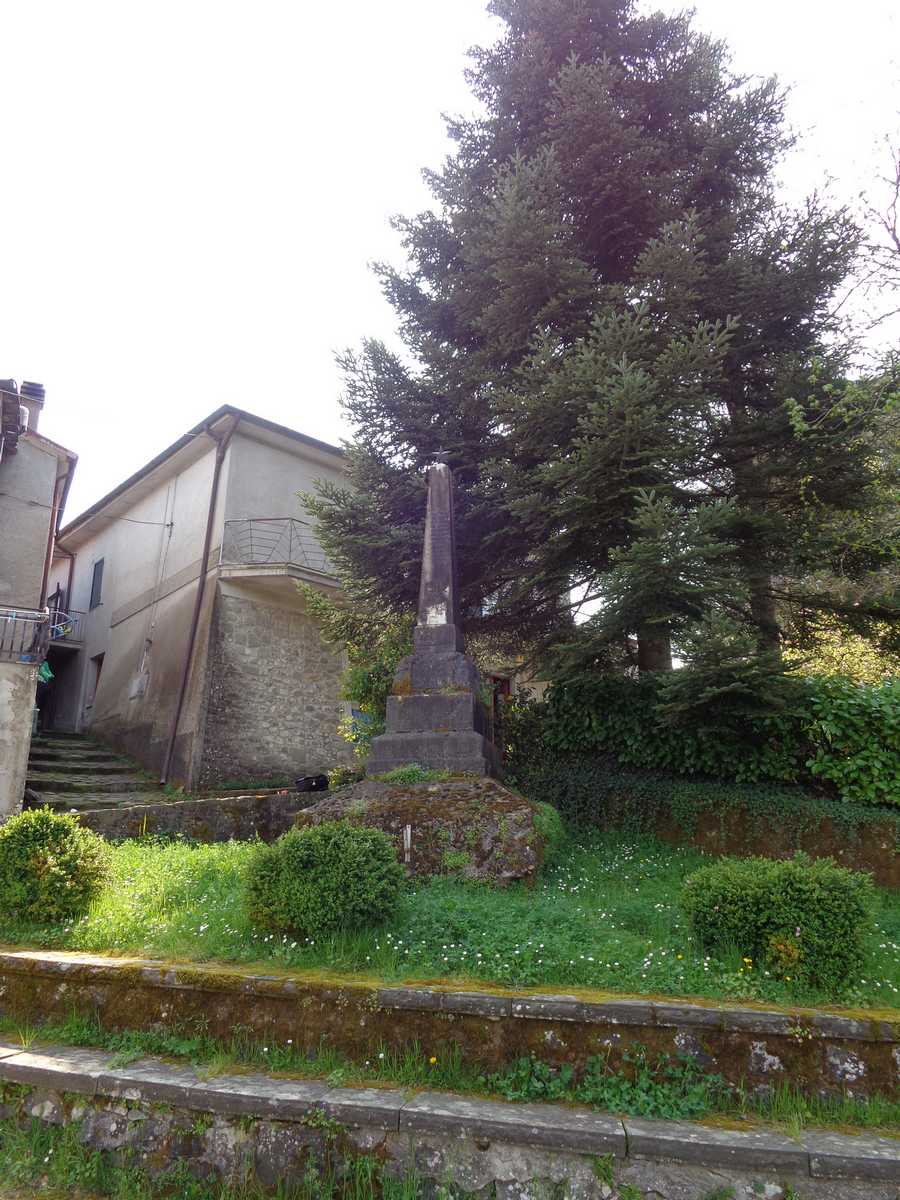 monumento ai caduti - ad obelisco di Ambrosini Carrara (laboratorio) (Sec. XX)