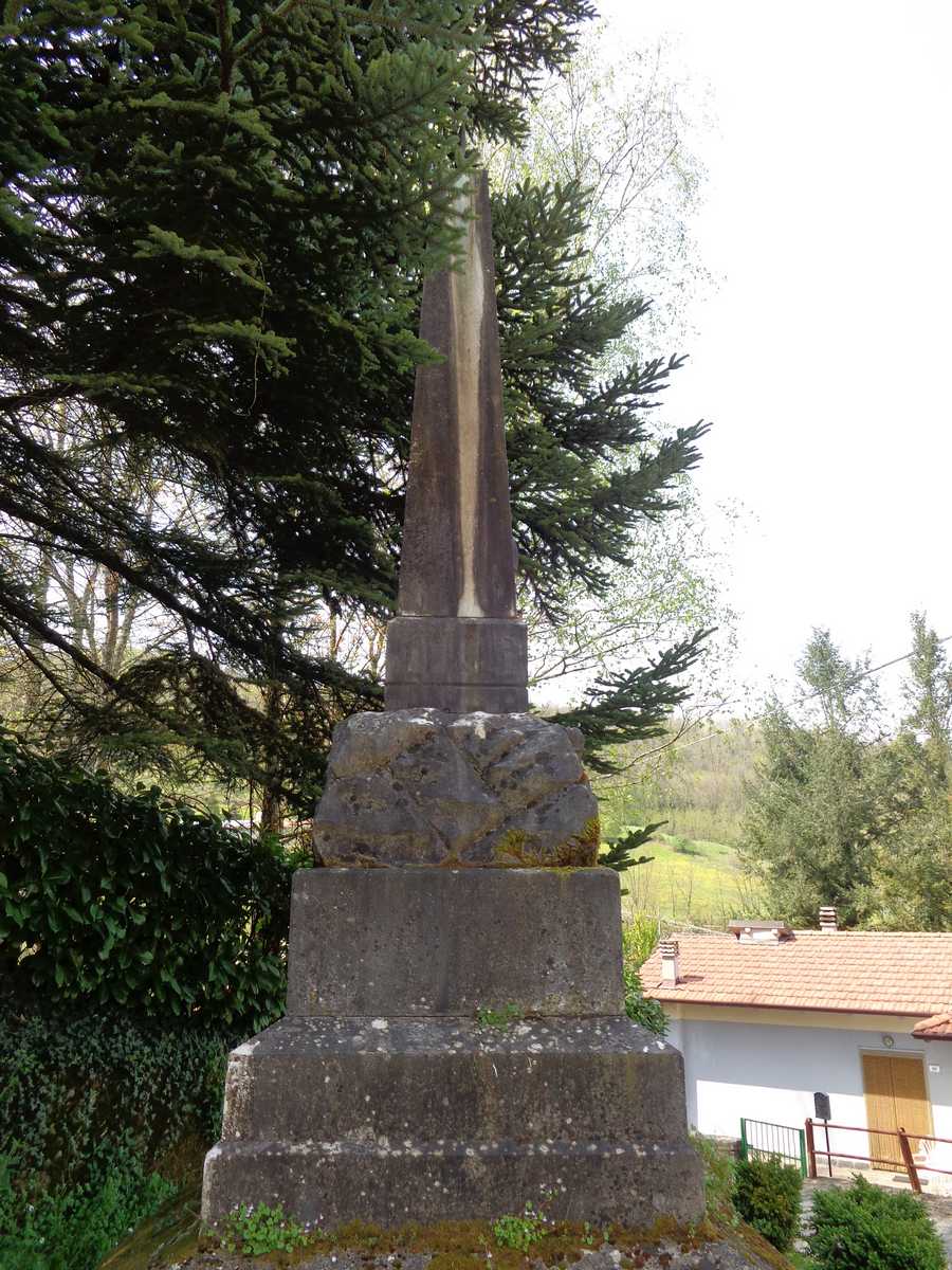 monumento ai caduti - ad obelisco di Ambrosini Carrara (laboratorio) (Sec. XX)