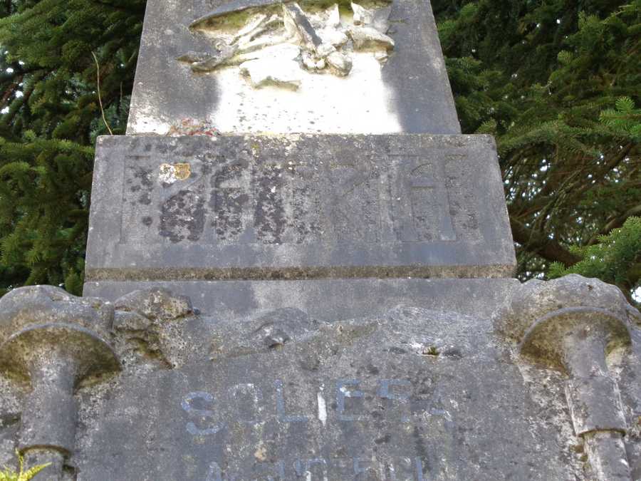 monumento ai caduti - ad obelisco di Ambrosini Carrara (laboratorio) (Sec. XX)