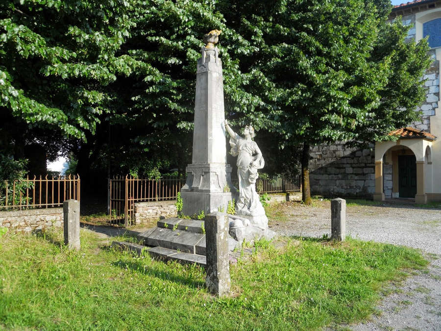 Allegoria della Vittoria come donna vestita all'antica (monumento ai caduti - ad obelisco) - ambito toscano (sec. XX)