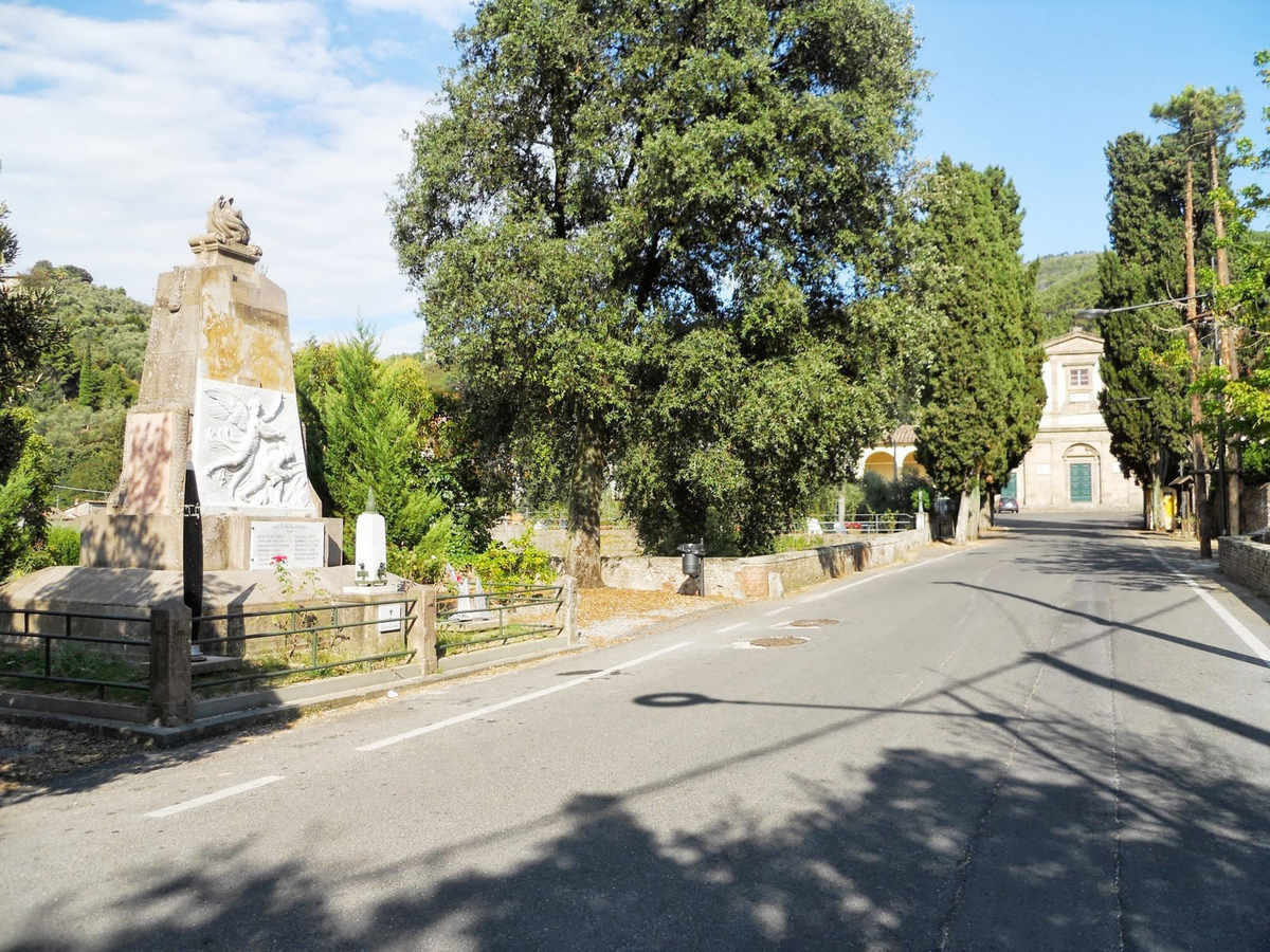 Allegoria della Vittoria che incorona dei soldati morenti (monumento ai caduti - ad ara) di Bianchi Enrico - ambito toscano (sec. XX)