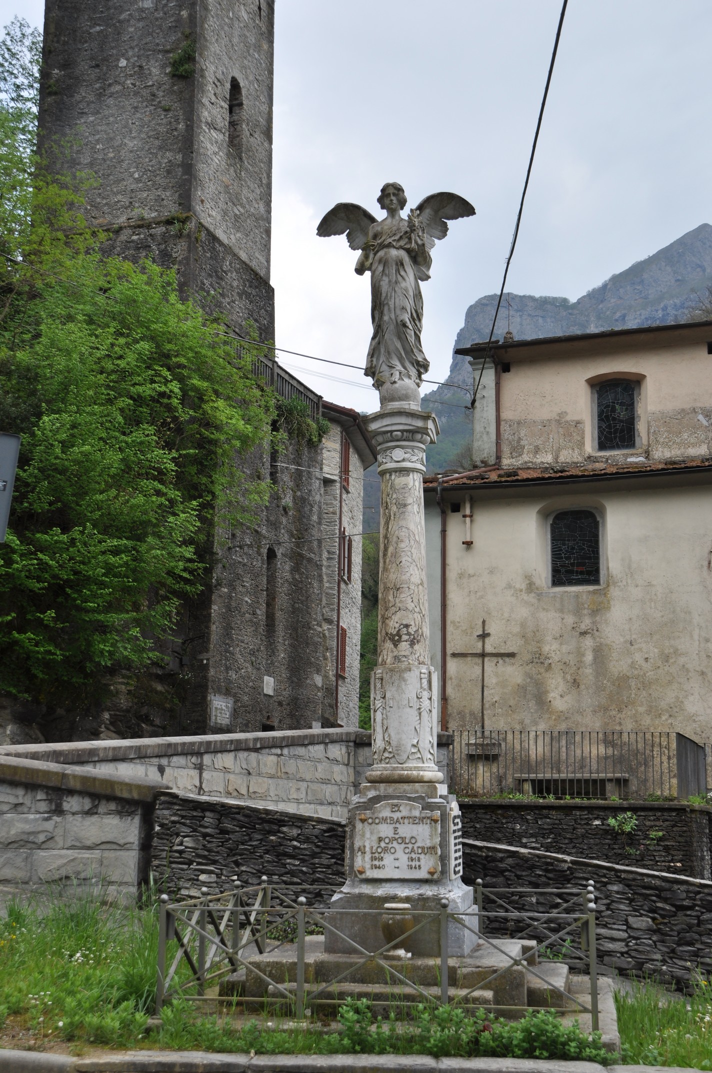 monumento ai caduti - a colonna - ambito toscano (prima metà sec. XX)