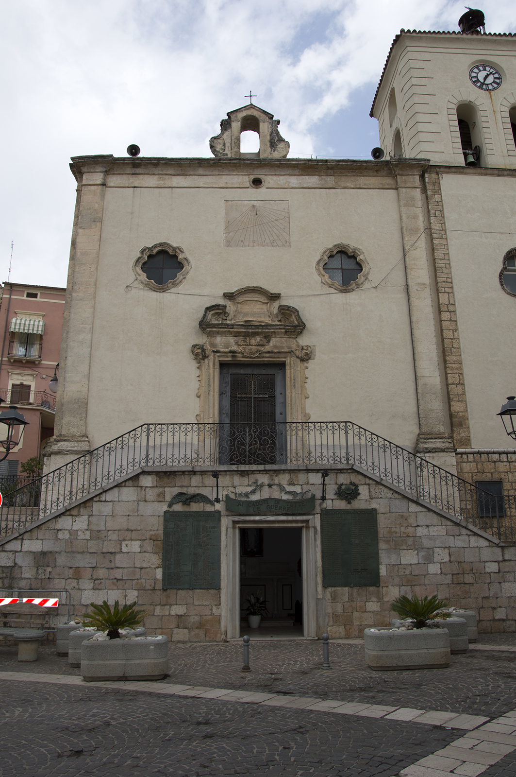 allegoria del sacrificio del soldato per la Patria (lapide commemorativa ai caduti) - ambito pugliese (sec. XX)