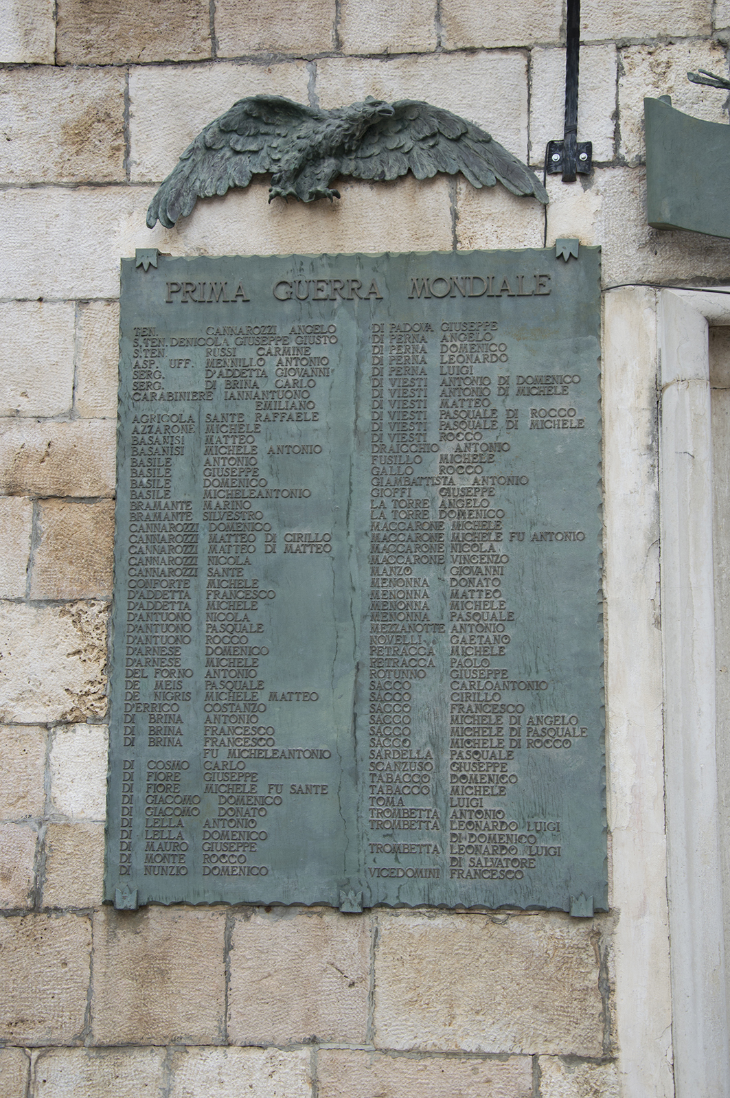 allegoria del sacrificio del soldato per la Patria (lapide commemorativa ai caduti) - ambito pugliese (sec. XX)