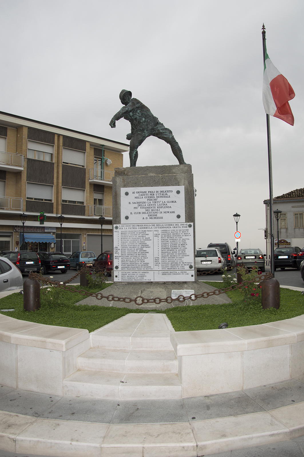 figura di soldato (monumento ai caduti - a cippo) di Tamagnini Torquato (sec. XX)