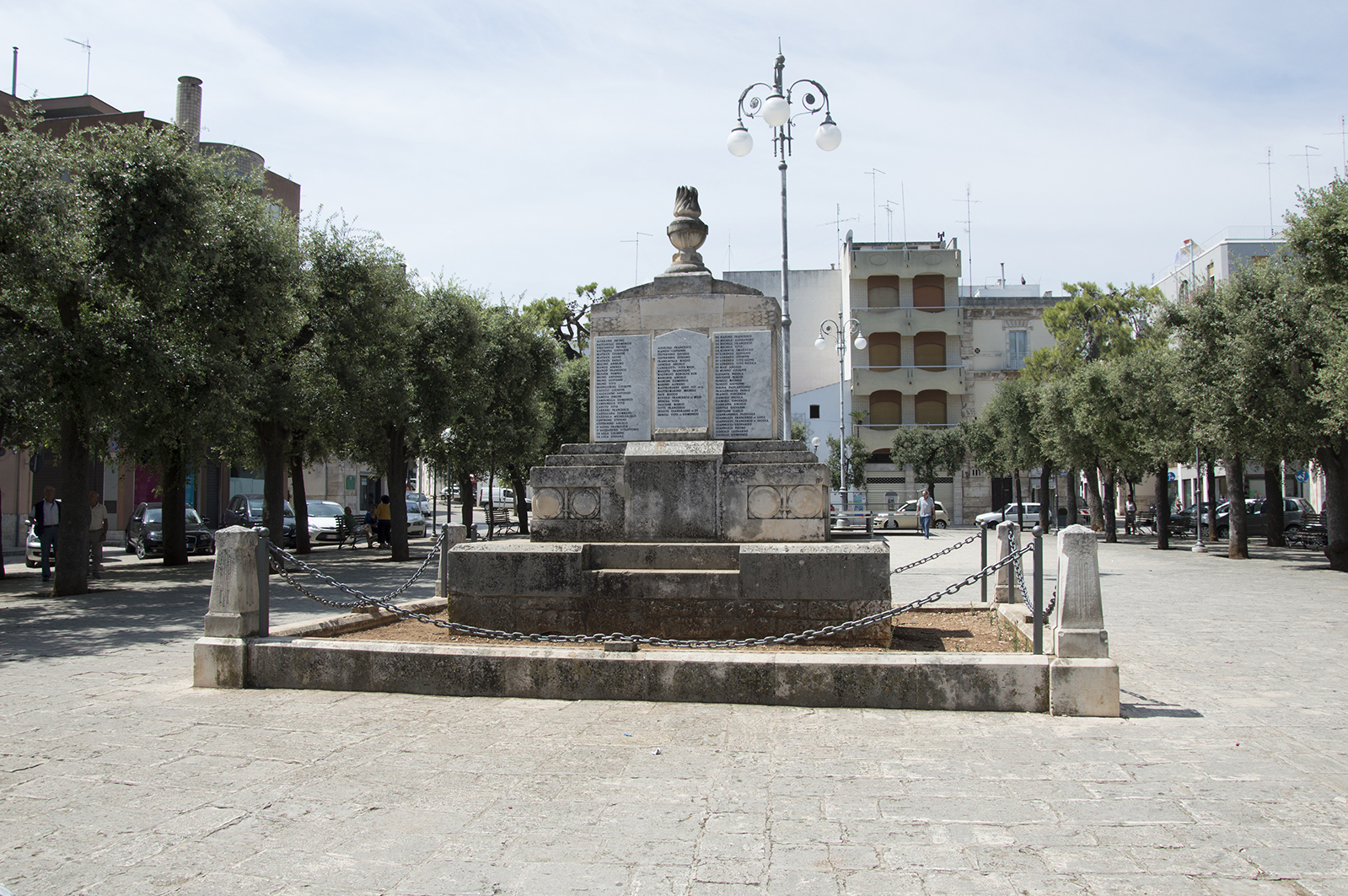 allegoria della Patria (monumento ai caduti - ad ara) di Pinto F (sec. XX)