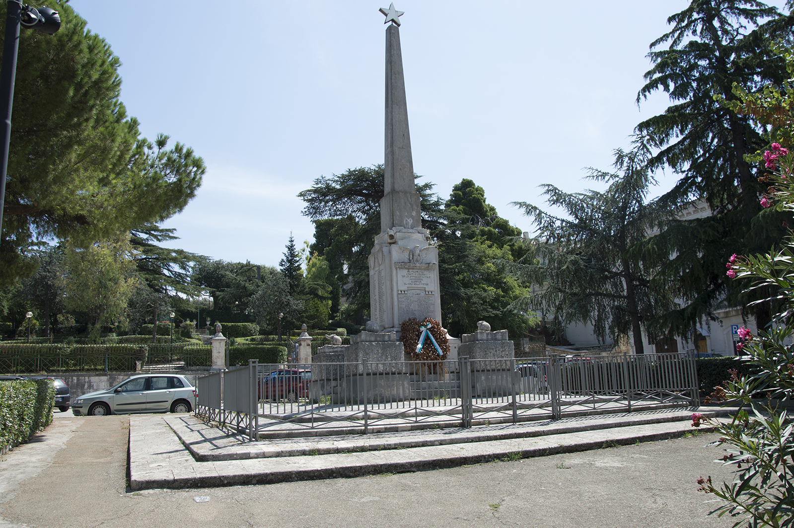 allegoria della Patria (monumento ai caduti - a obelisco) di De Bellis Vitantonio (sec. XX)