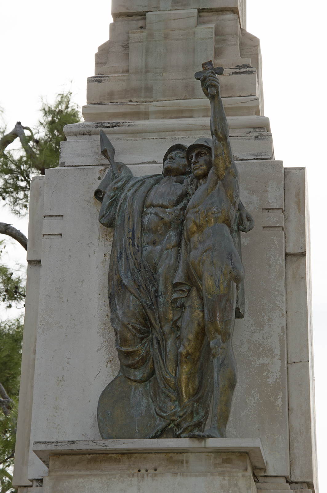 allegoria della Vittoria come donna vestita all'antica (monumento ai caduti - a cippo) di Stella Gaetano (sec. XX)