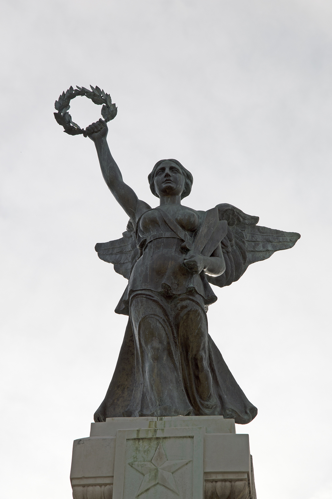 allegoria della Vittoria come donna vestita all'antica (monumento ai caduti - a cippo) di Stella Gaetano (sec. XX)