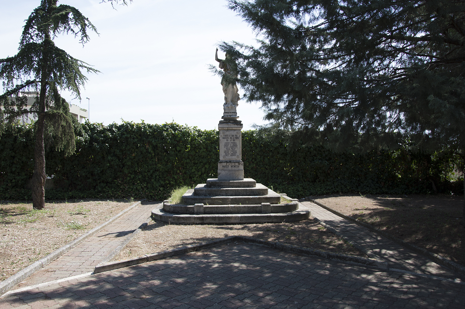 allegoria della Patria (monumento ai caduti - a cippo) di Granieri Gaetano (sec. XX)