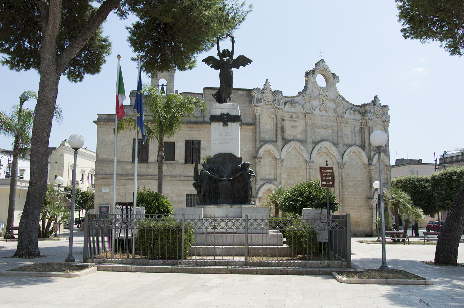 allegoria della Vittoria come donna vestita all'antica (monumento ai caduti - a cippo) di De Bellis Vitantonio (sec. XX)