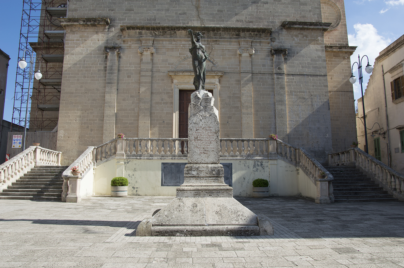 allegoria della Vittoria come donna vestita all'antica (monumento ai caduti - a cippo) - produzione italiana (sec. XX)