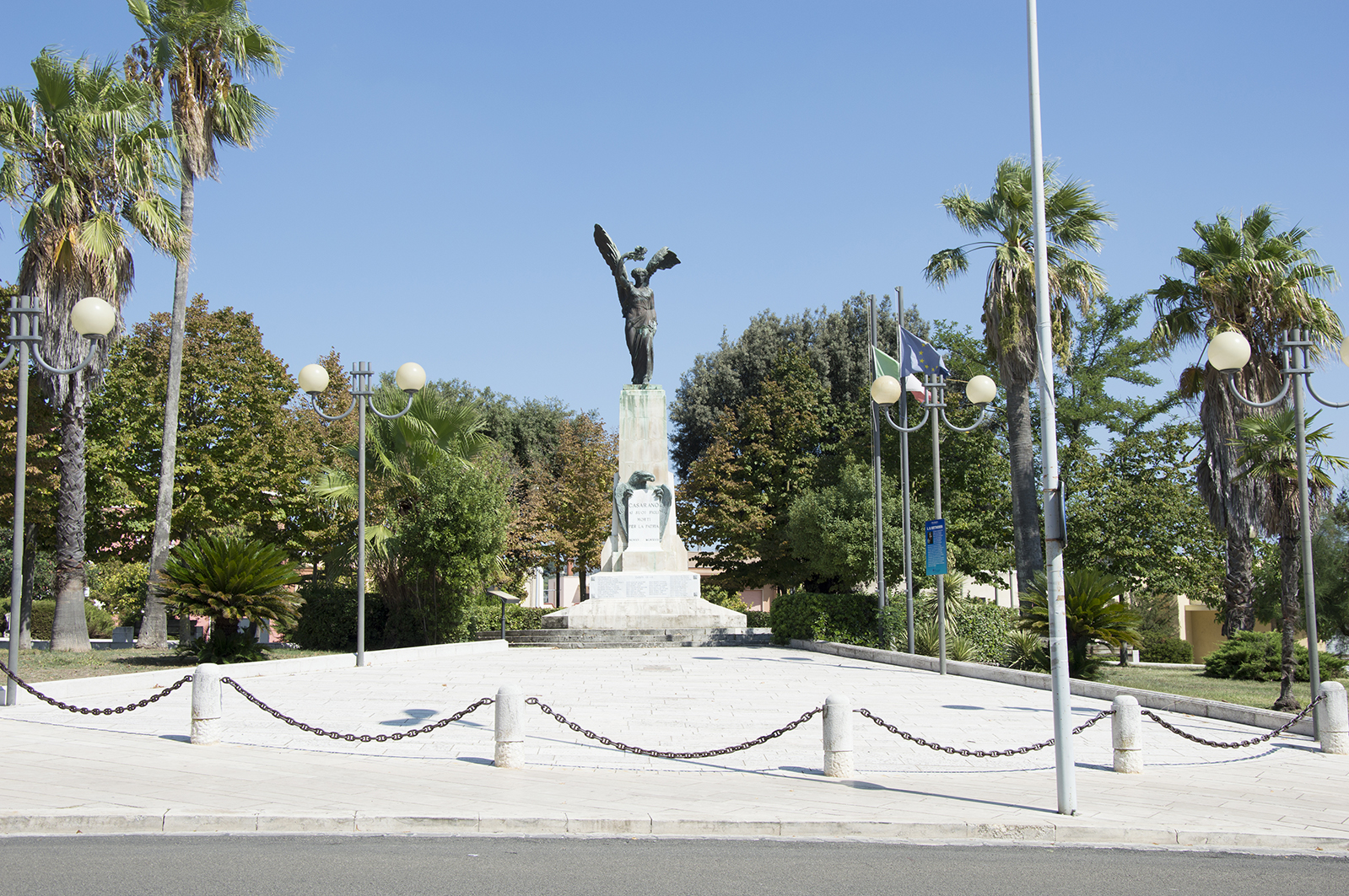 allegoria della Vittoria come donna vestita all'antica (monumento ai caduti - a cippo) di Brozzi Renato, Fonderia Bruno Arturo (sec. XX)