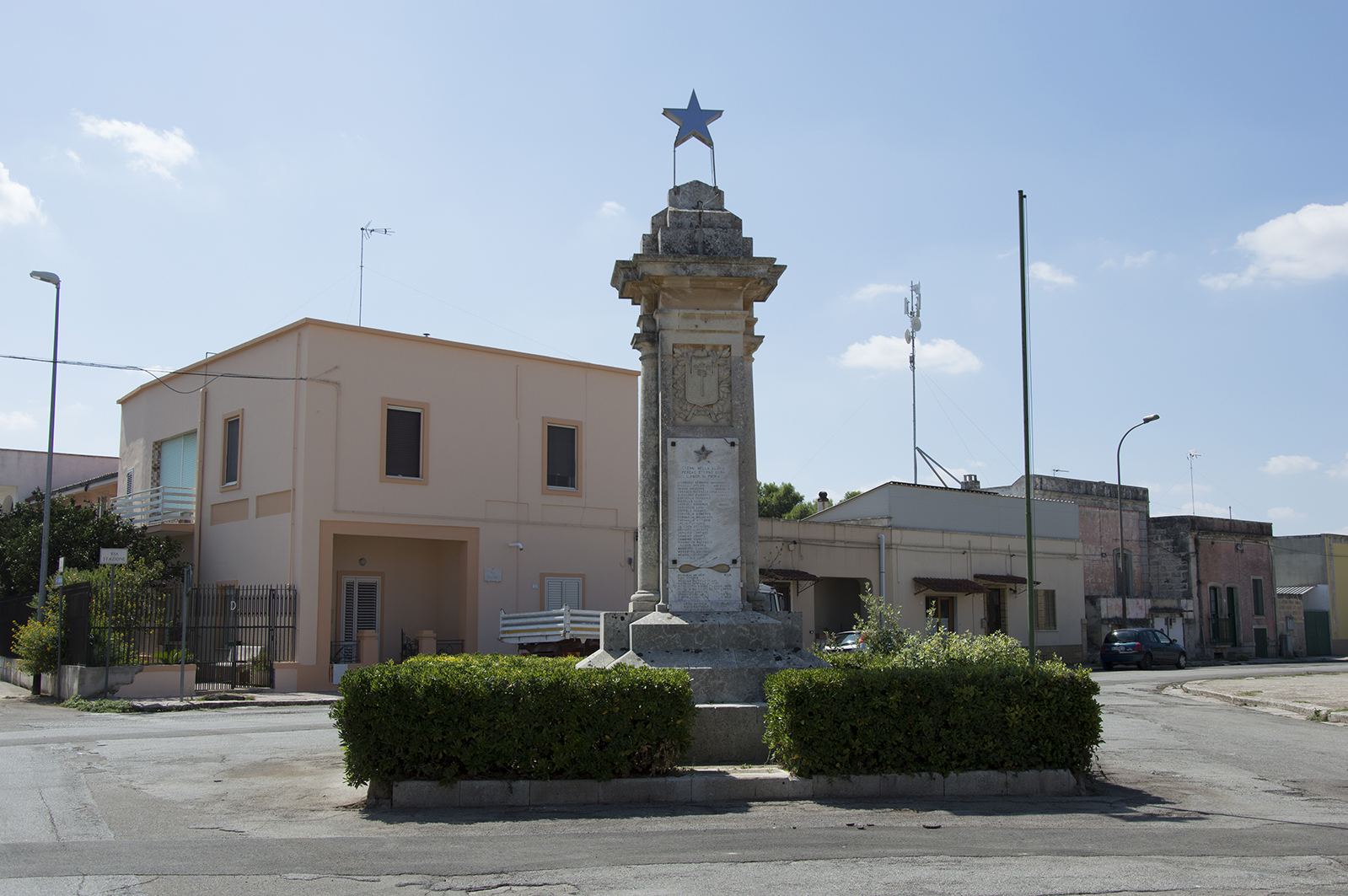 allegoria della Patria (monumento ai caduti - a colonna) - produzione pugliese (sec. XX)