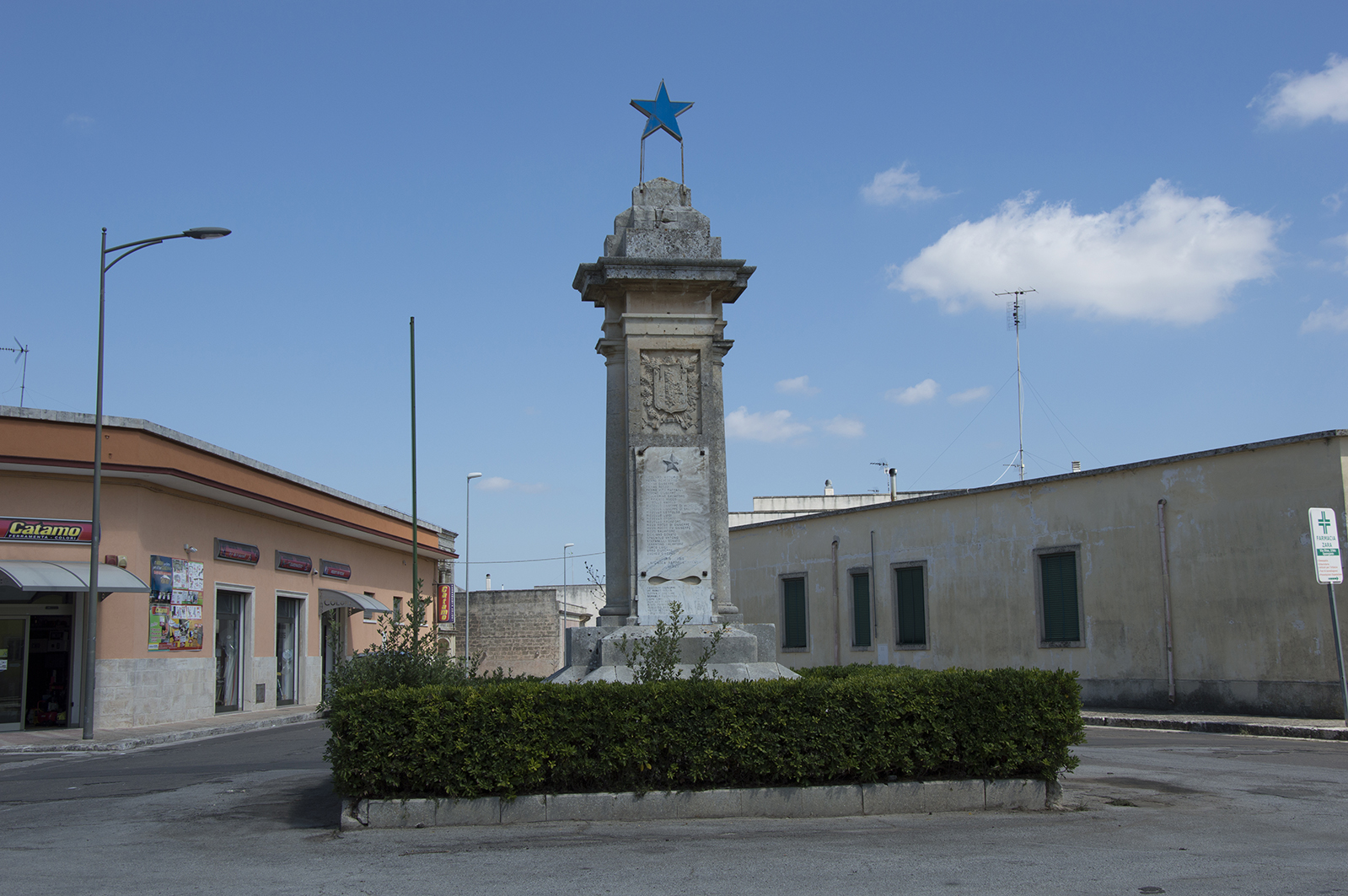 allegoria della Patria (monumento ai caduti - a colonna) - produzione pugliese (sec. XX)