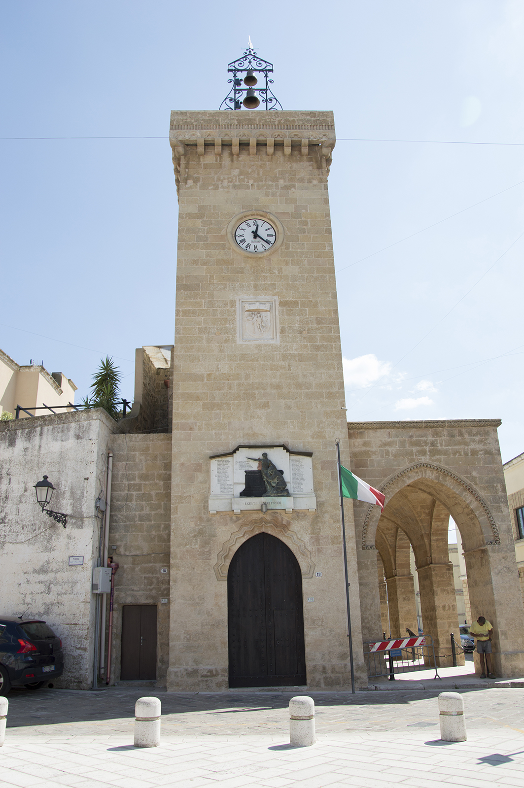 allegoria del sacrificio del soldato per la Patria (lapide commemorativa ai caduti) di Fonderia Laganà, Mercanti A (sec. XX)