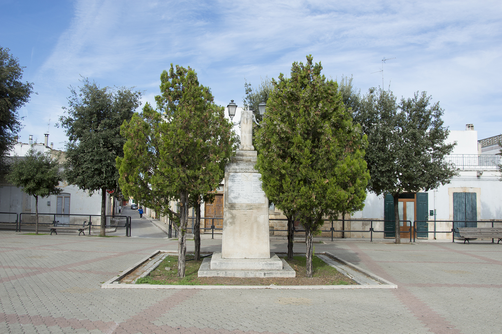 allegoria del sacrificio del soldato per la Patria (monumento ai caduti - a colonna spezzata) - produzione pugliese (sec. XX)