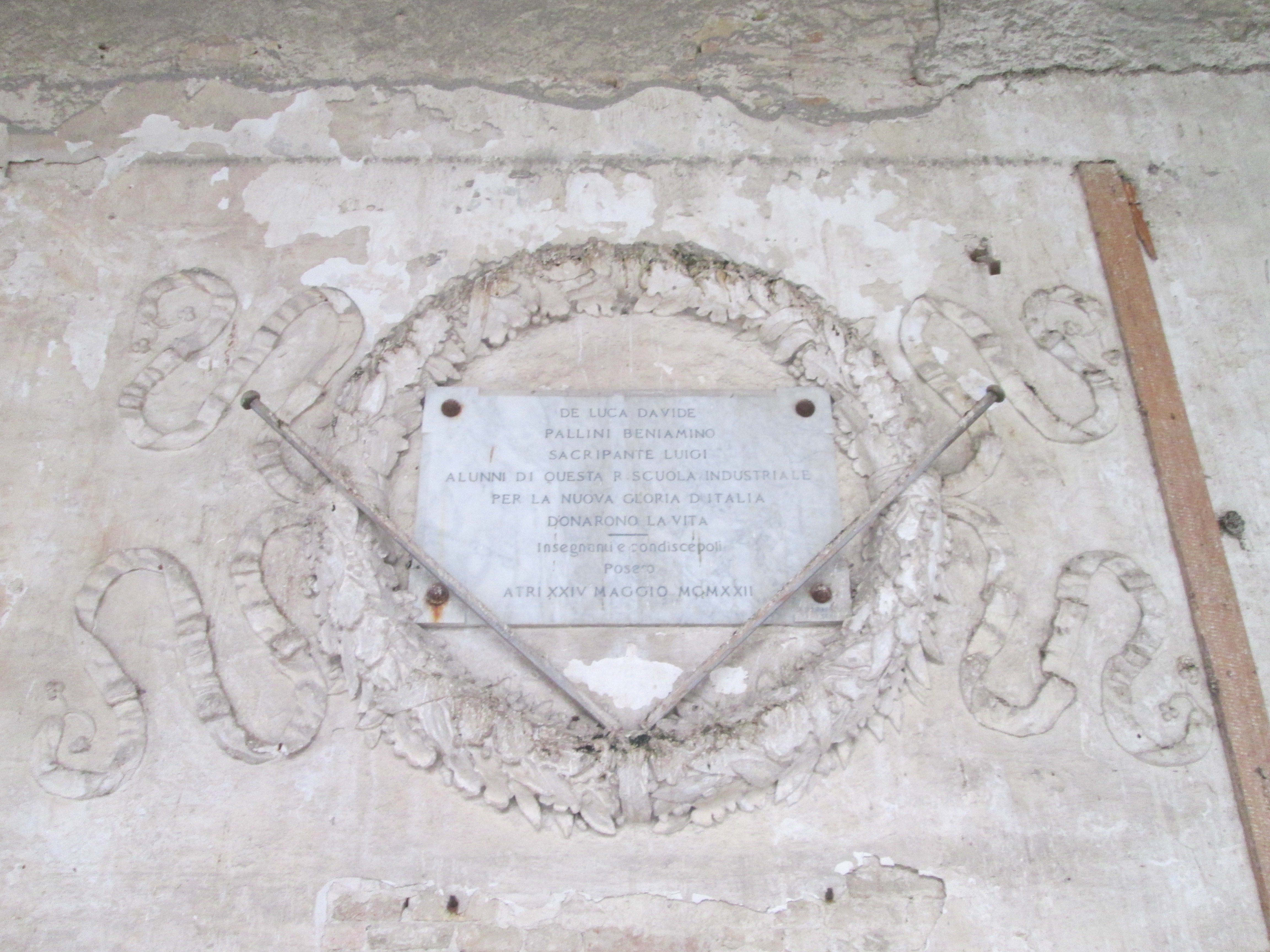 monumento ai caduti - a lapide - ambito abruzzese (sec. XX)