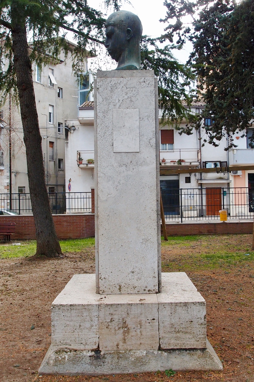 monumento commemorativo, testa - ritratto di Tito Acerbo (monumento ai caduti - ad erma) di Costanzo Guido (sec. XX)