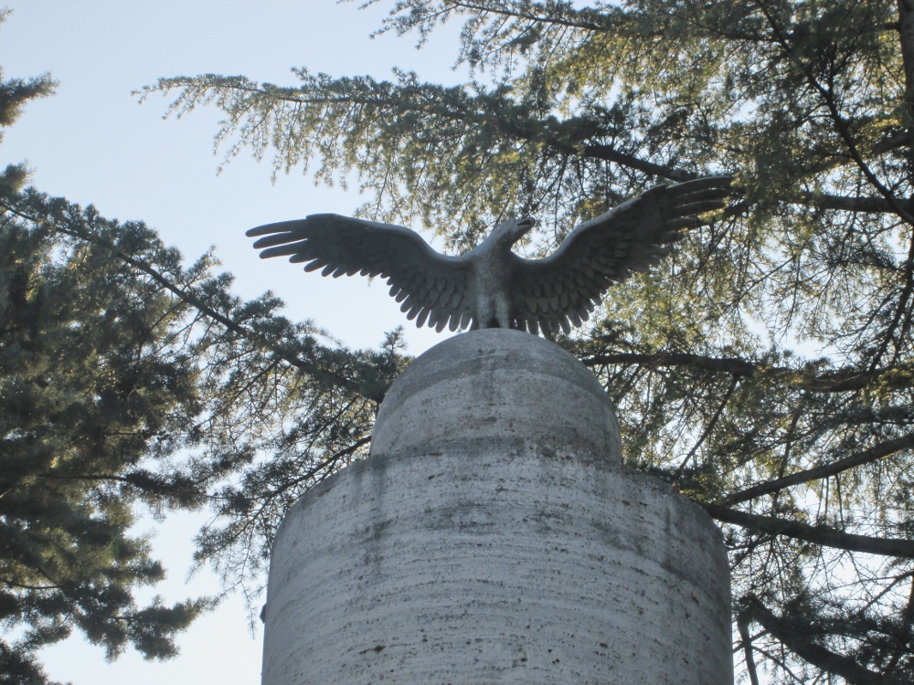 monumento commemorativo, allegoria della Vittoria come aquila (monumento ai caduti - a stele) - ambito abruzzese (sec. XX)