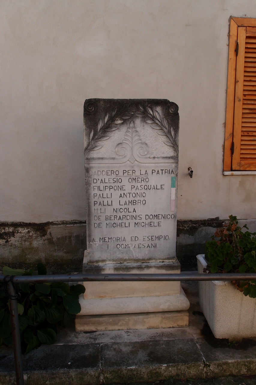 monumento ai caduti - a stele - ambito abruzzese (seconda metà sec. XX)