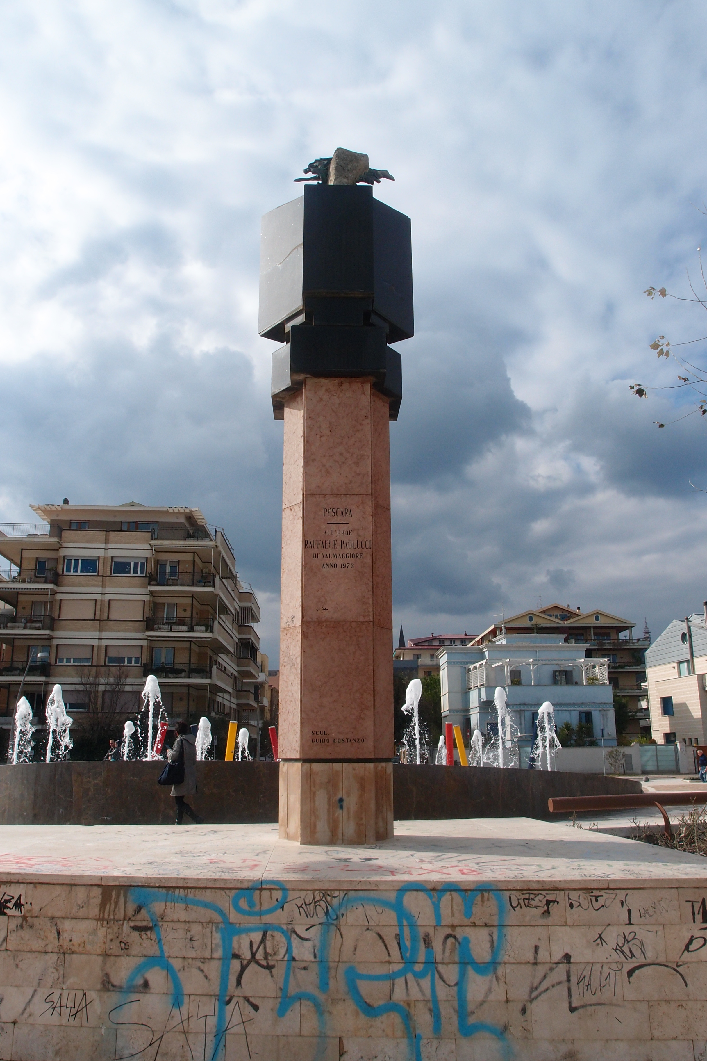 monumento commemorativo, ritratto di Raffaele Paolucci, allegoria della Pace come colomba (monumento ai caduti - ad erma) di Costanzo Guido (sec. XX)