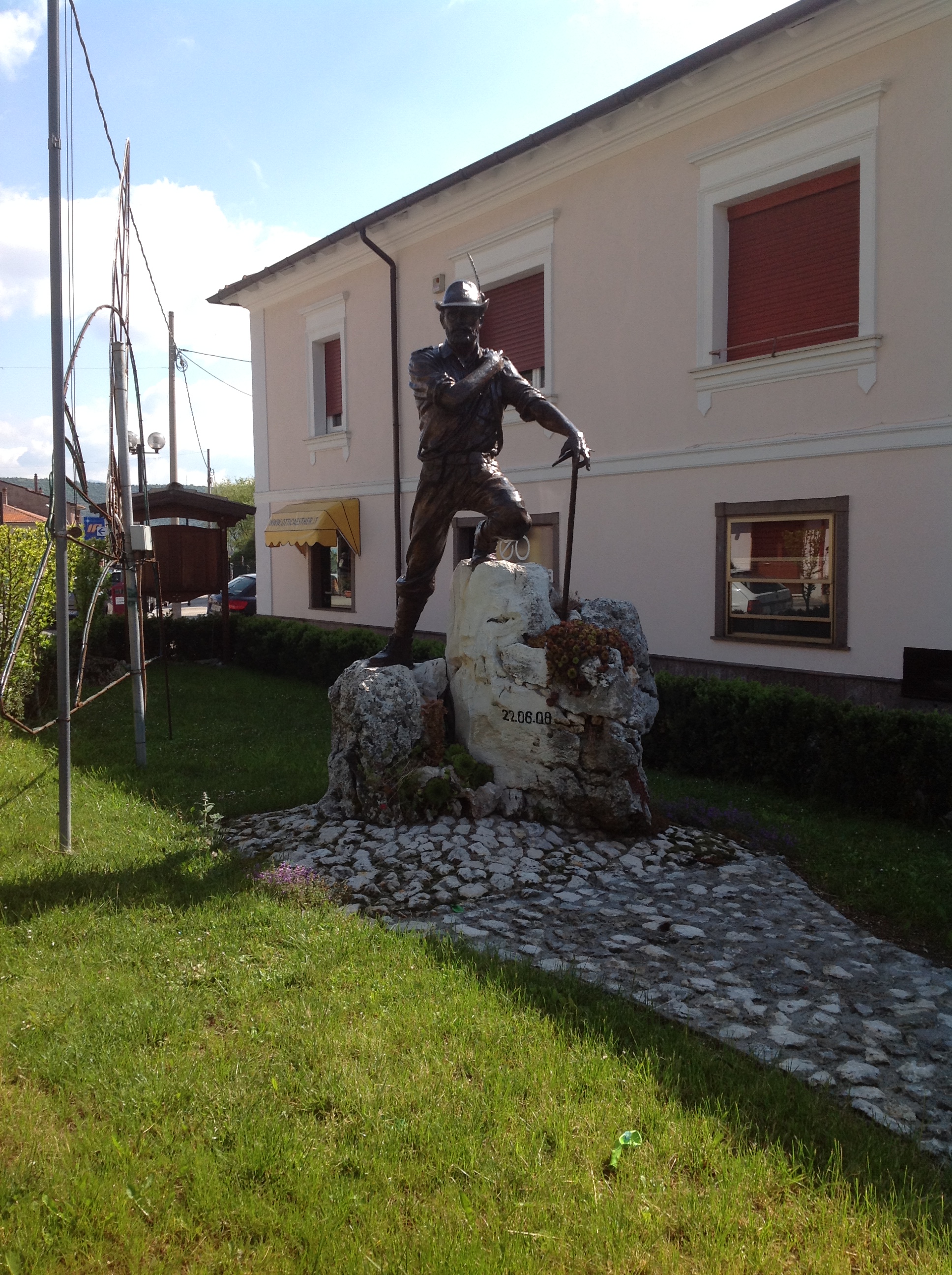 Figura di alpino (monumento ai caduti - a montagna figurata) - ambito abruzzese (inizio XXI)