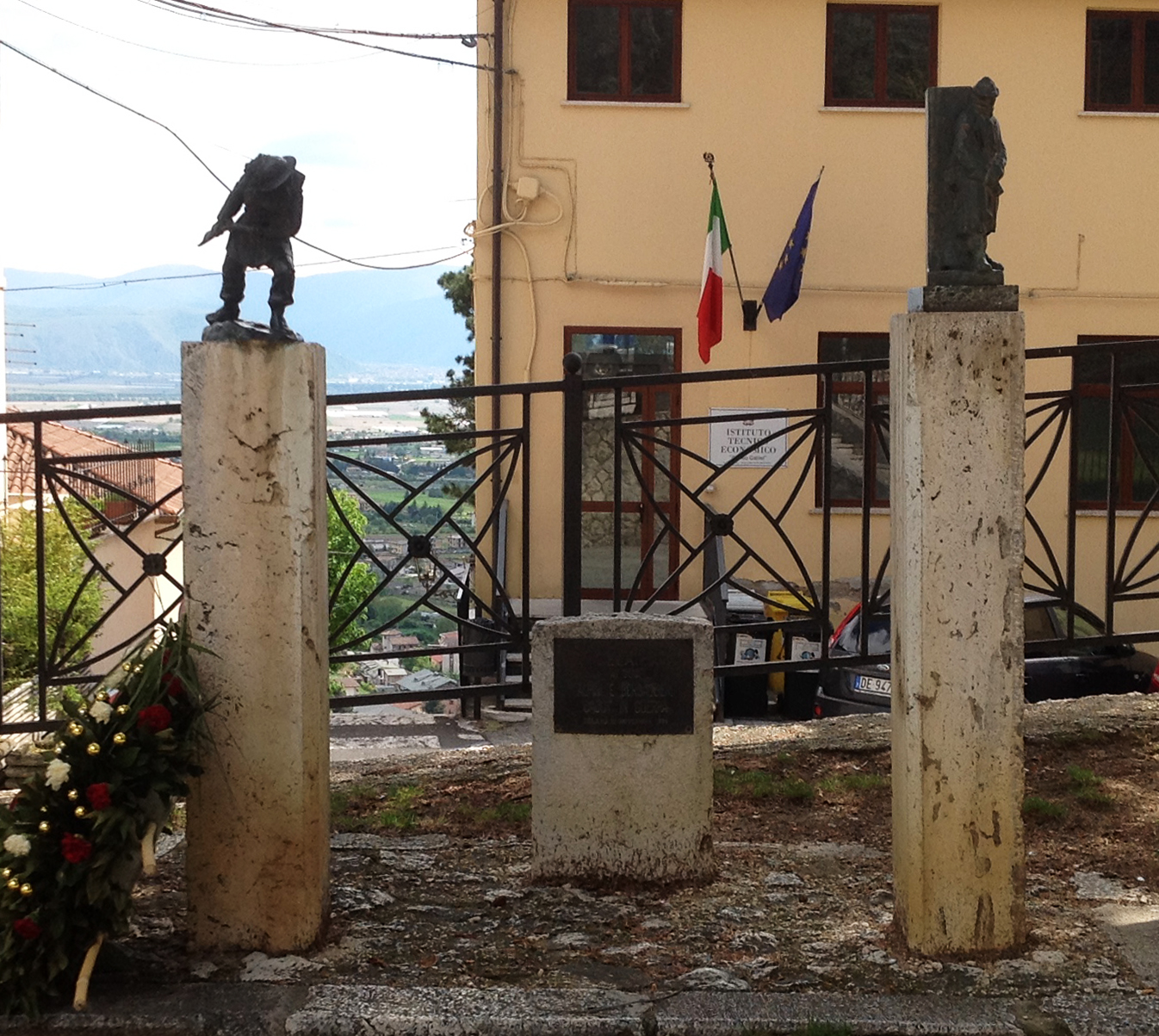 Figura di alpino, Figura di bersagliere (monumento ai caduti - a colonna, insieme) - ambito abruzzese (ultimo quarto XX)