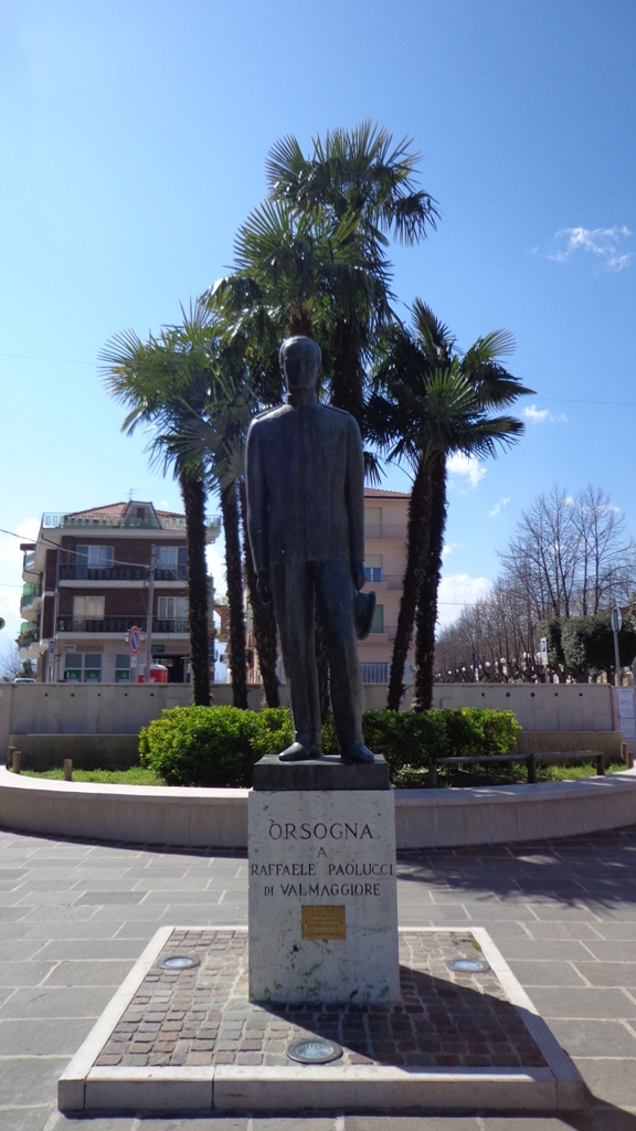 Monumento a Raffaele Paolucci, figura di soldato (monumento ai caduti - a basamento) di D'Antino Nicola (sec. XX)