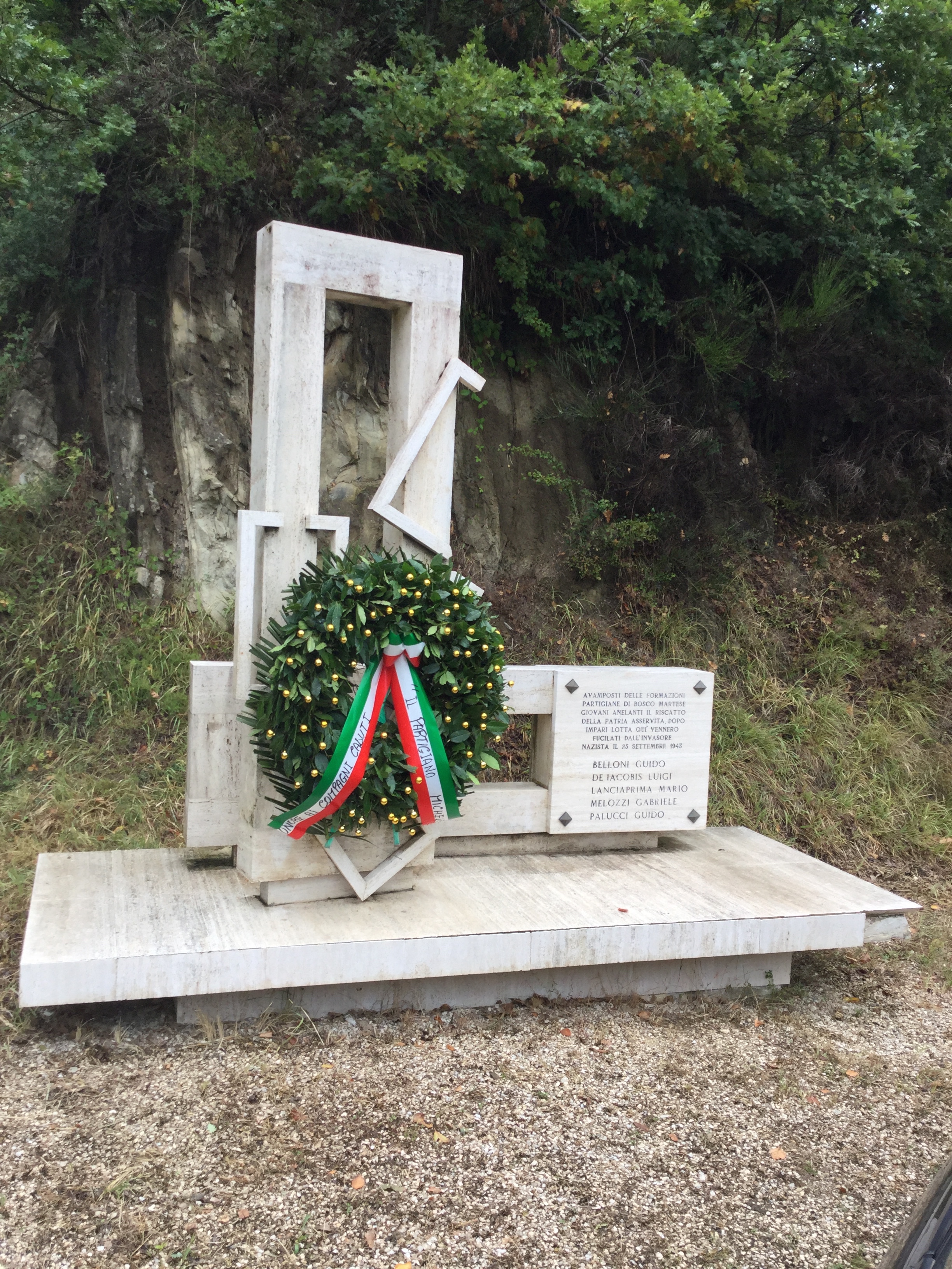 monumento ai caduti - a stele - ambito abruzzese (seconda metà sec. XX)